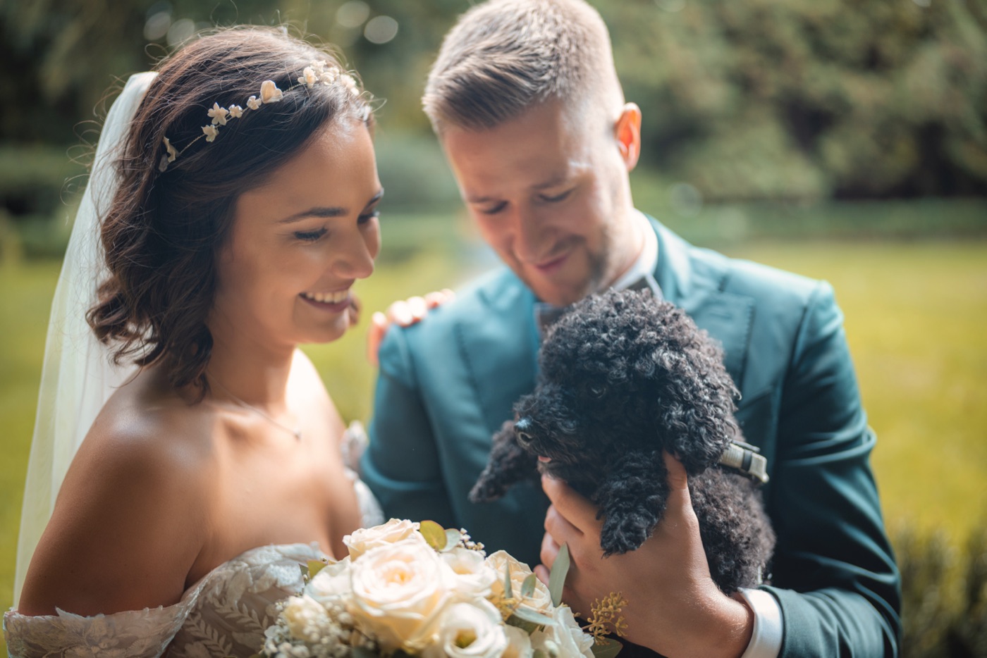 Emotionaler erster Blick des Bräutigams auf die Braut