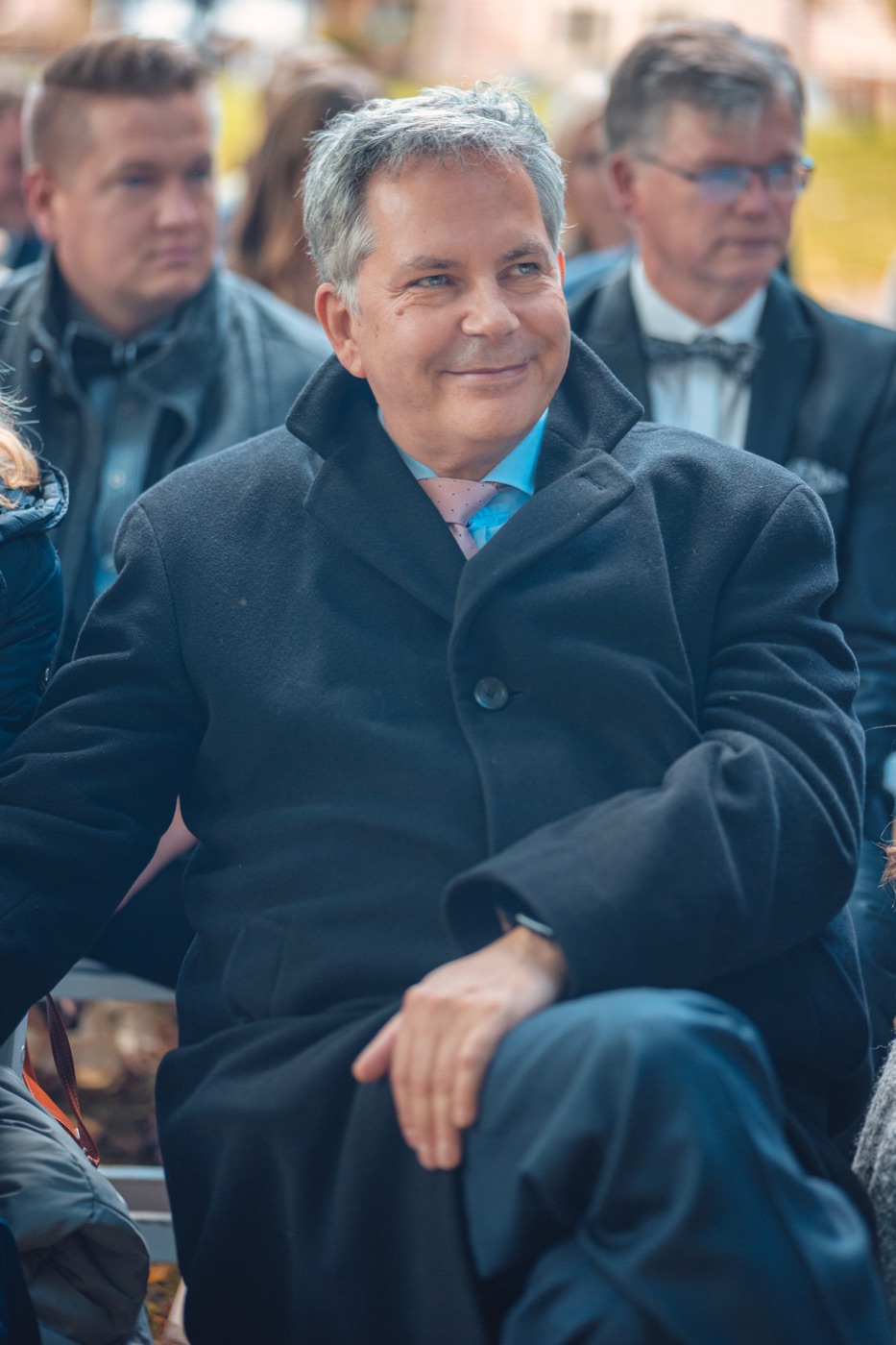 Gäste und Brautpaar bei der Outdoor-Zeremonie