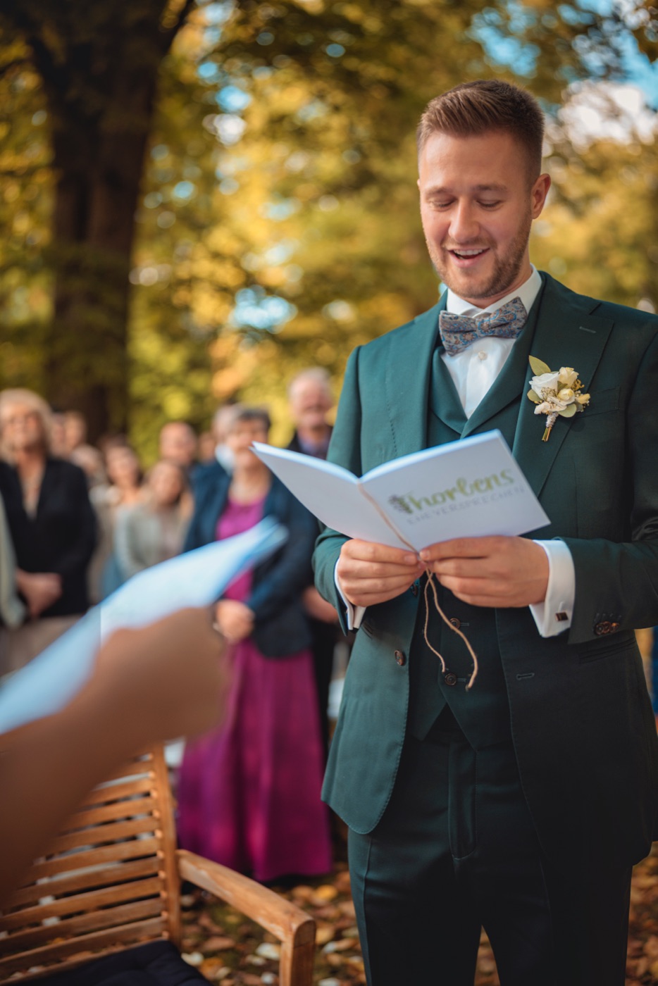 Gäste und Brautpaar bei der Outdoor-Zeremonie