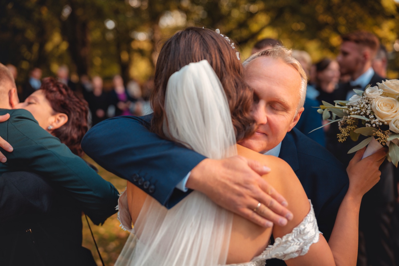 Natürliche Paarfotos nach der Zeremonie