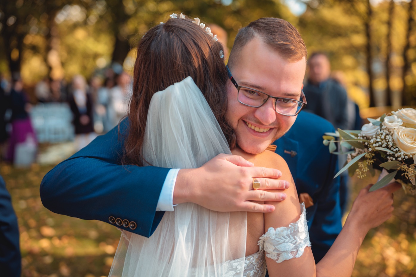 Brautpaar spaziert durch den Schlosspark