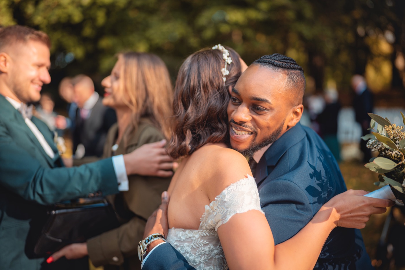 Brautpaar spaziert durch den Schlosspark