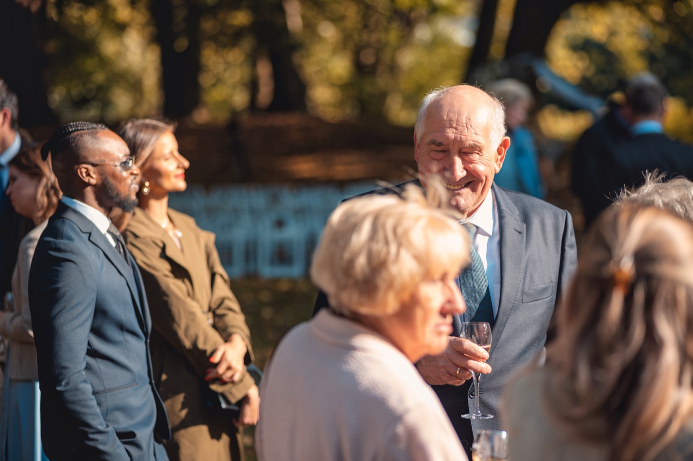 Brautpaar im herbstlichen Gegenlicht – Hochzeitsfotografie