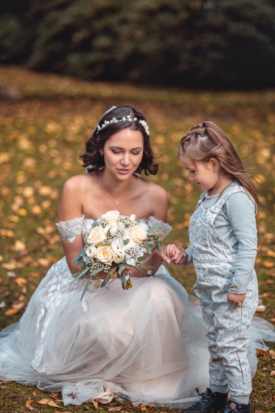 Natürliche Paarfotos nach der Zeremonie