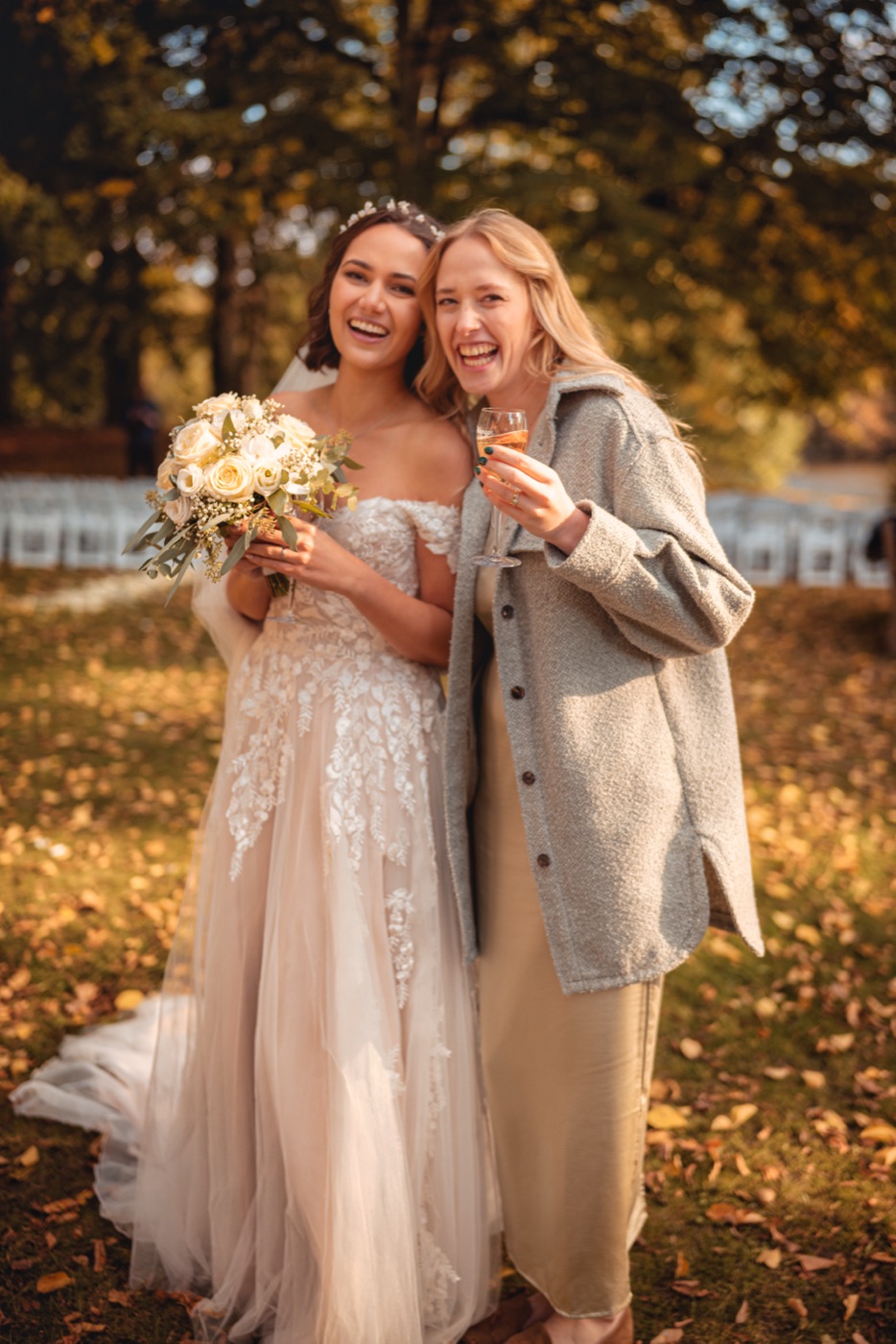 Brautpaar spaziert durch den Schlosspark