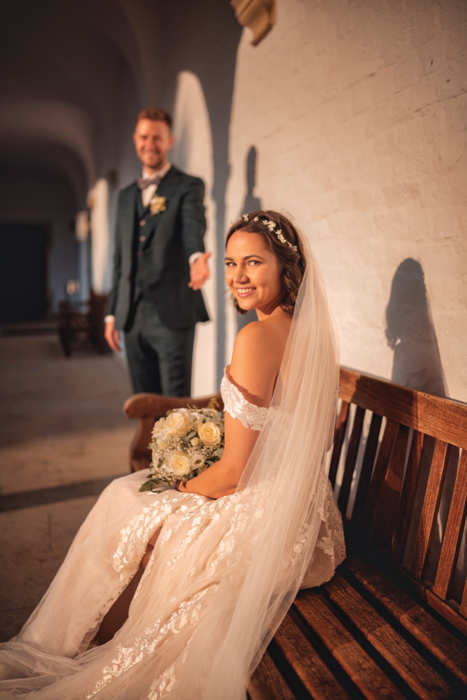 Hochzeitstorte anschneiden – Brautpaar am Schloss Reinbek