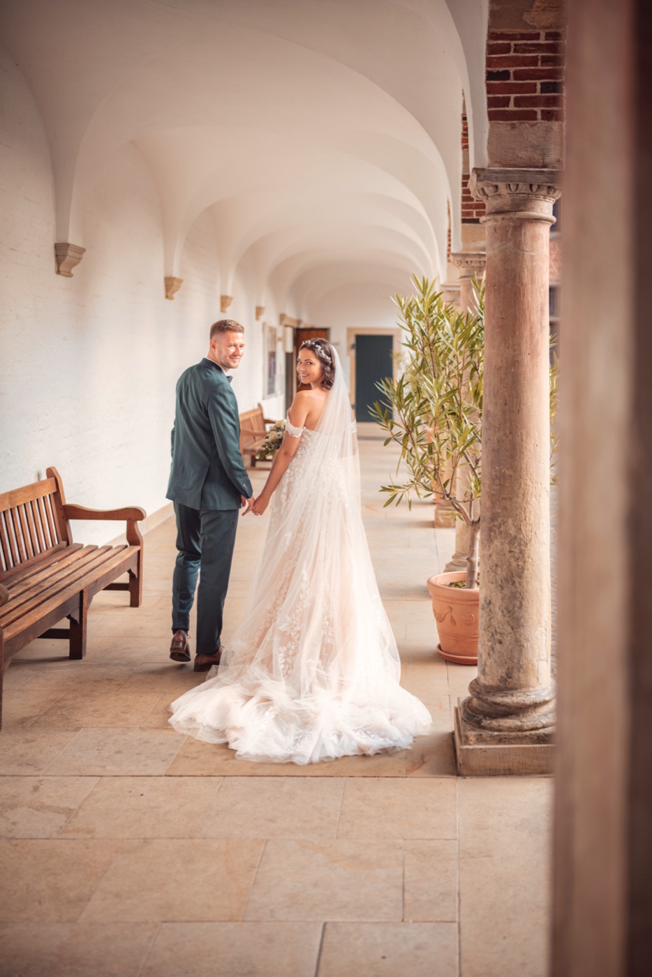 Gäste und Brautpaar beim Kaffee und Kuchen
