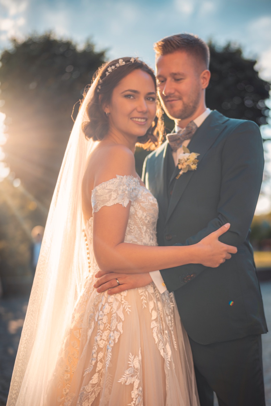 Gäste und Brautpaar beim Kaffee und Kuchen