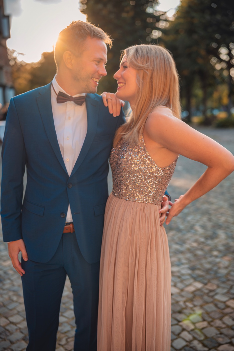 Hochzeitstorte anschneiden – Brautpaar am Schloss Reinbek