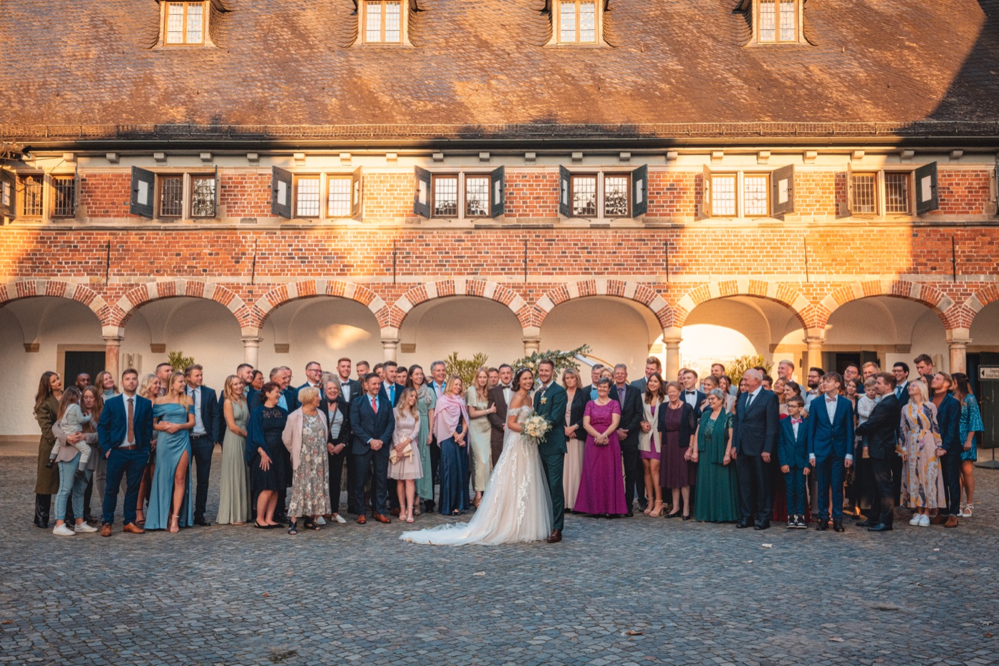 Gruppenfoto der Hochzeitsgesellschaft am Schloss Reinbek