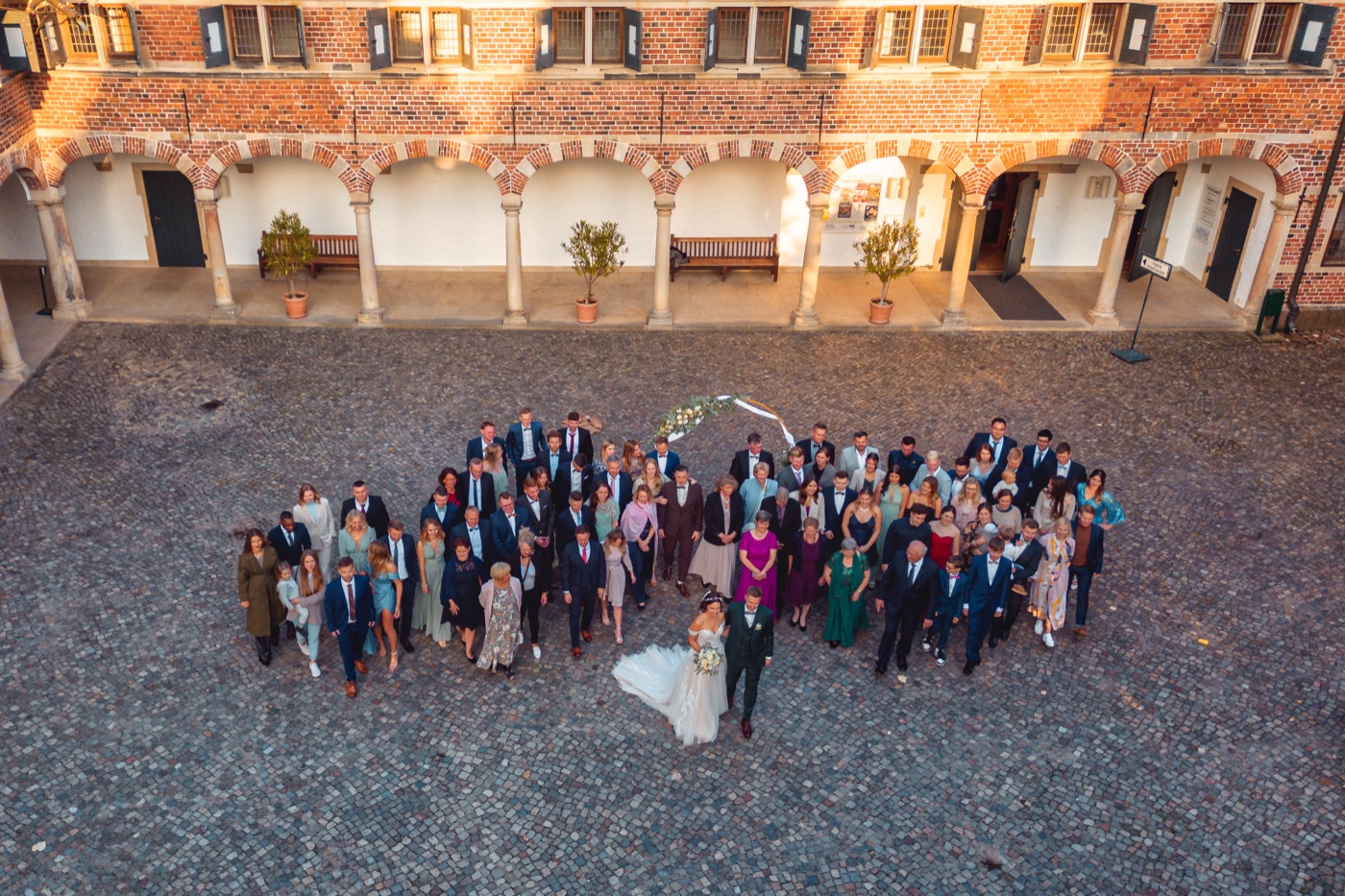 Brautpaar mit Familie und Freunden – Gruppenbild