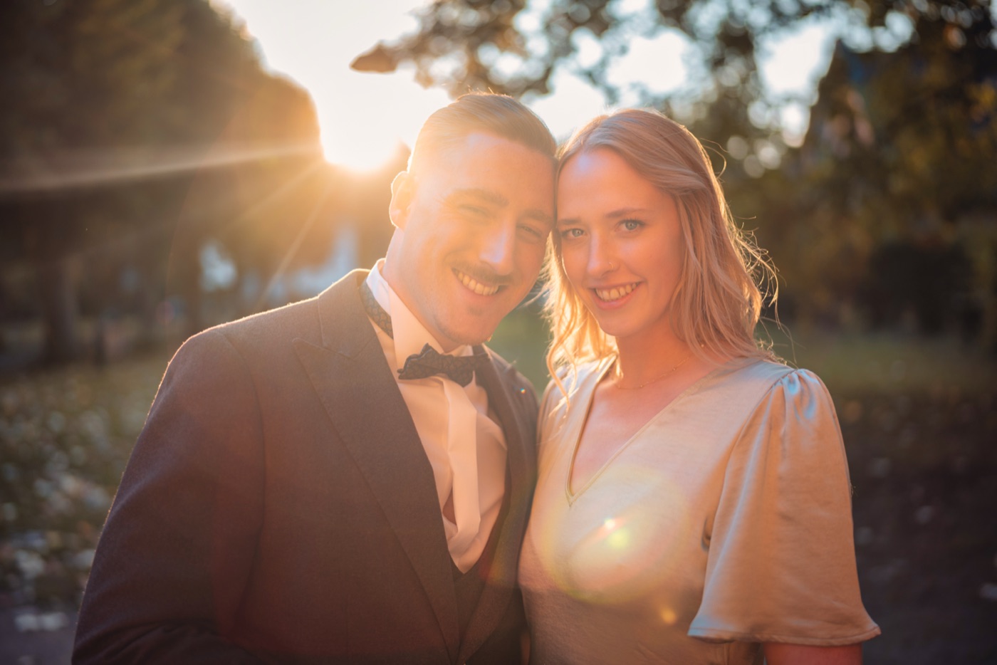 Brautpaar mit Trauzeugen und Gästen