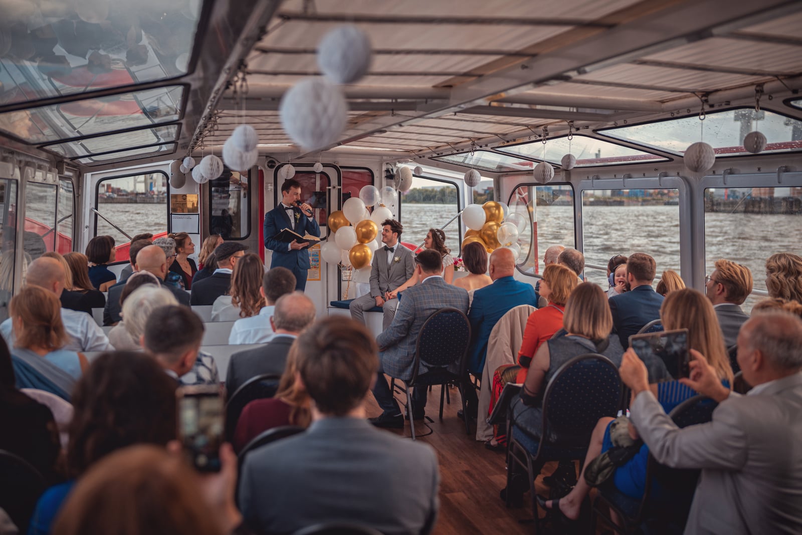 Brautpaar auf einer Barkasse auf der Alster