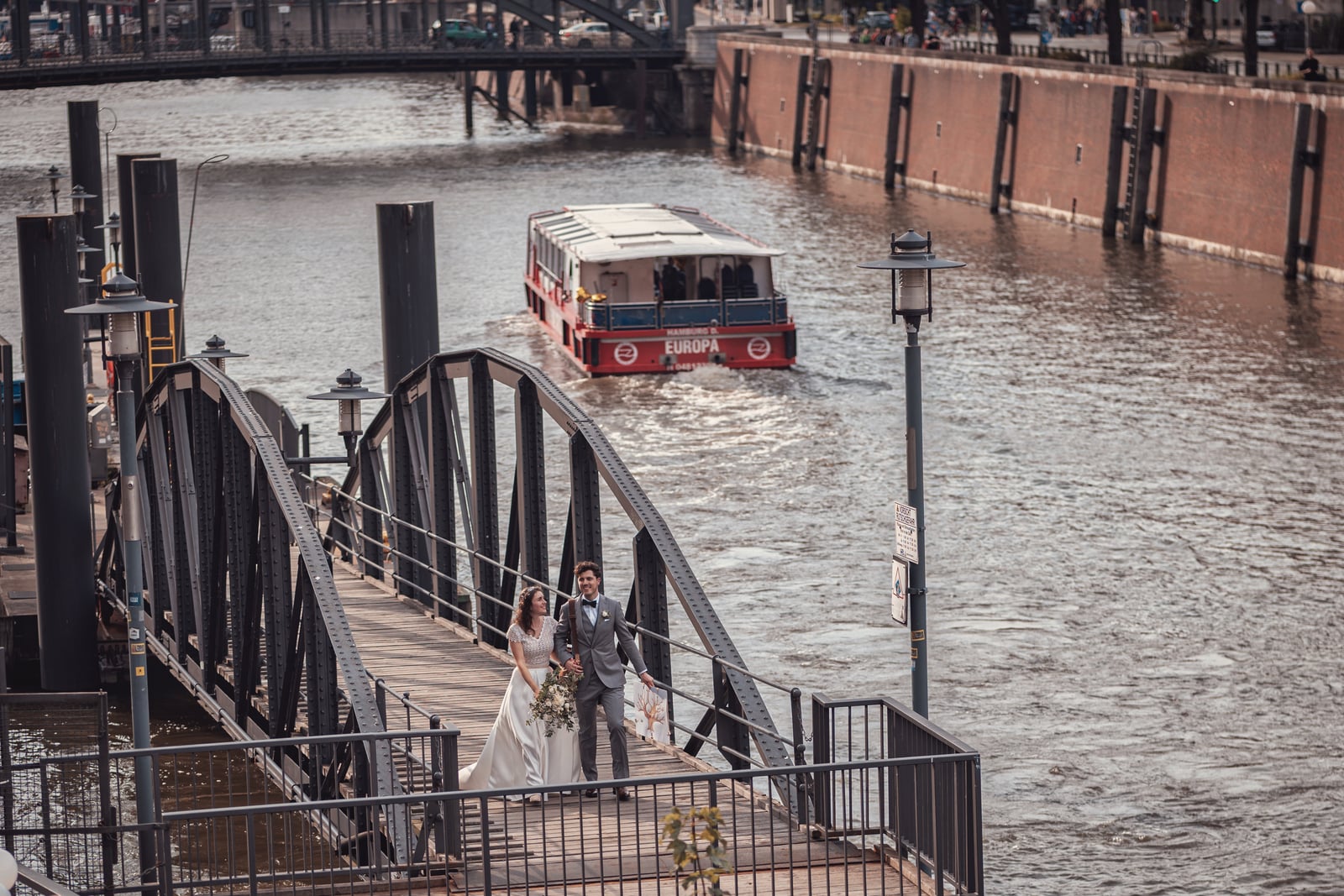 Hochzeitsgesellschaft auf dem Deck einer Barkasse