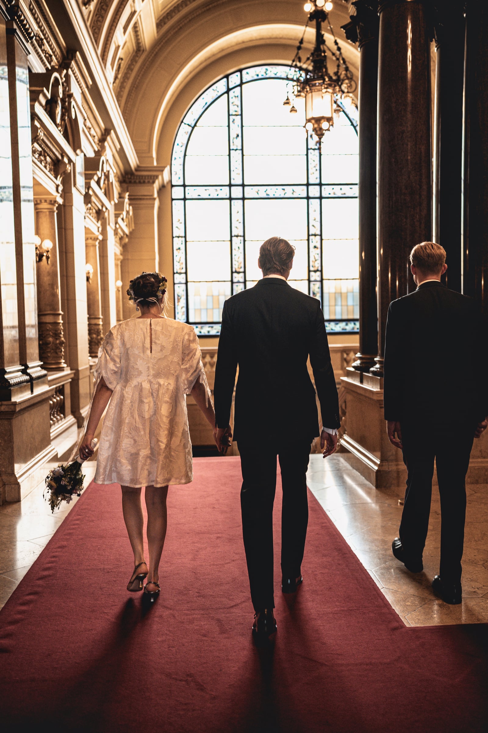 Brautpaar auf der Treppe im Hamburger Rathaus