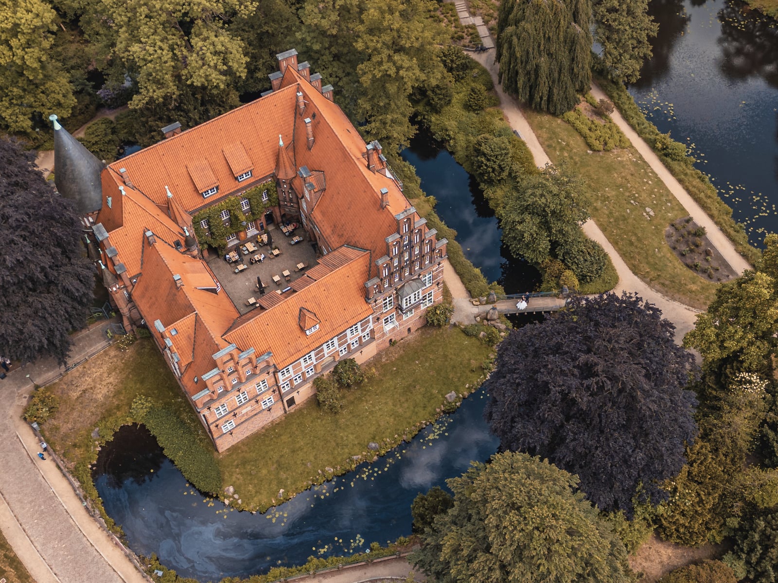 Bergedorfer Schloss – Außenansicht bei einer Hochzeit