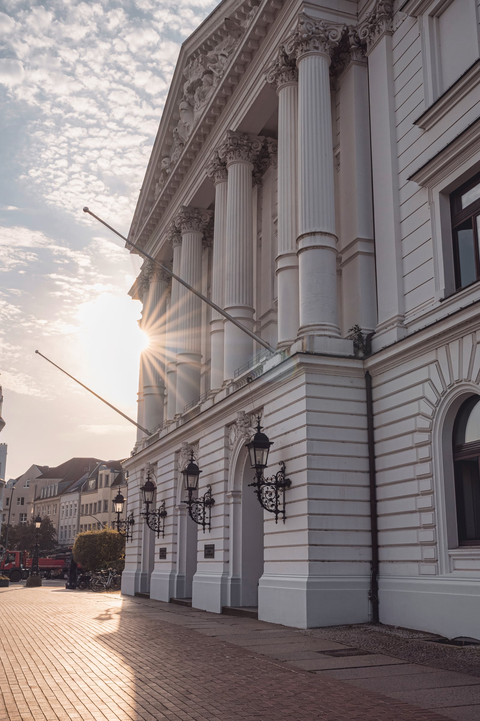 Brautpaar vor dem Standesamt Hamburg-Altona