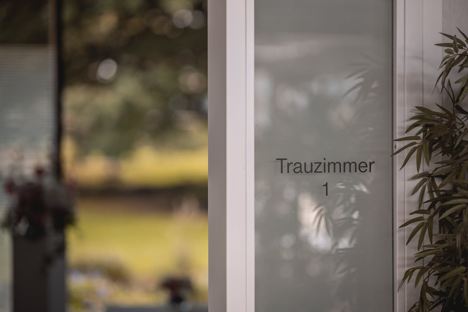 Brautpaar nach der Trauung im Standesamt Eimsbüttel