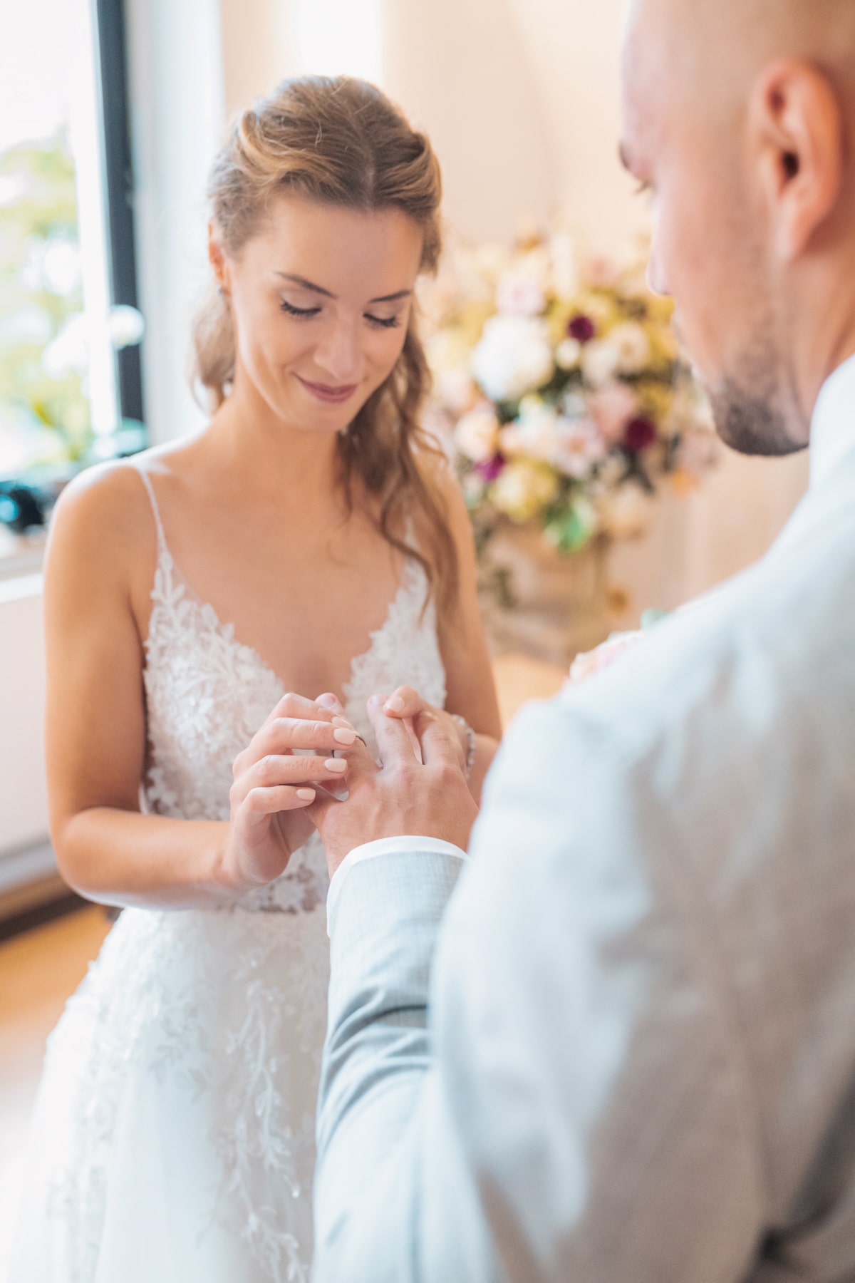 Ringwechsel bei einer kleinen Hochzeit im Standesamt Hamburg