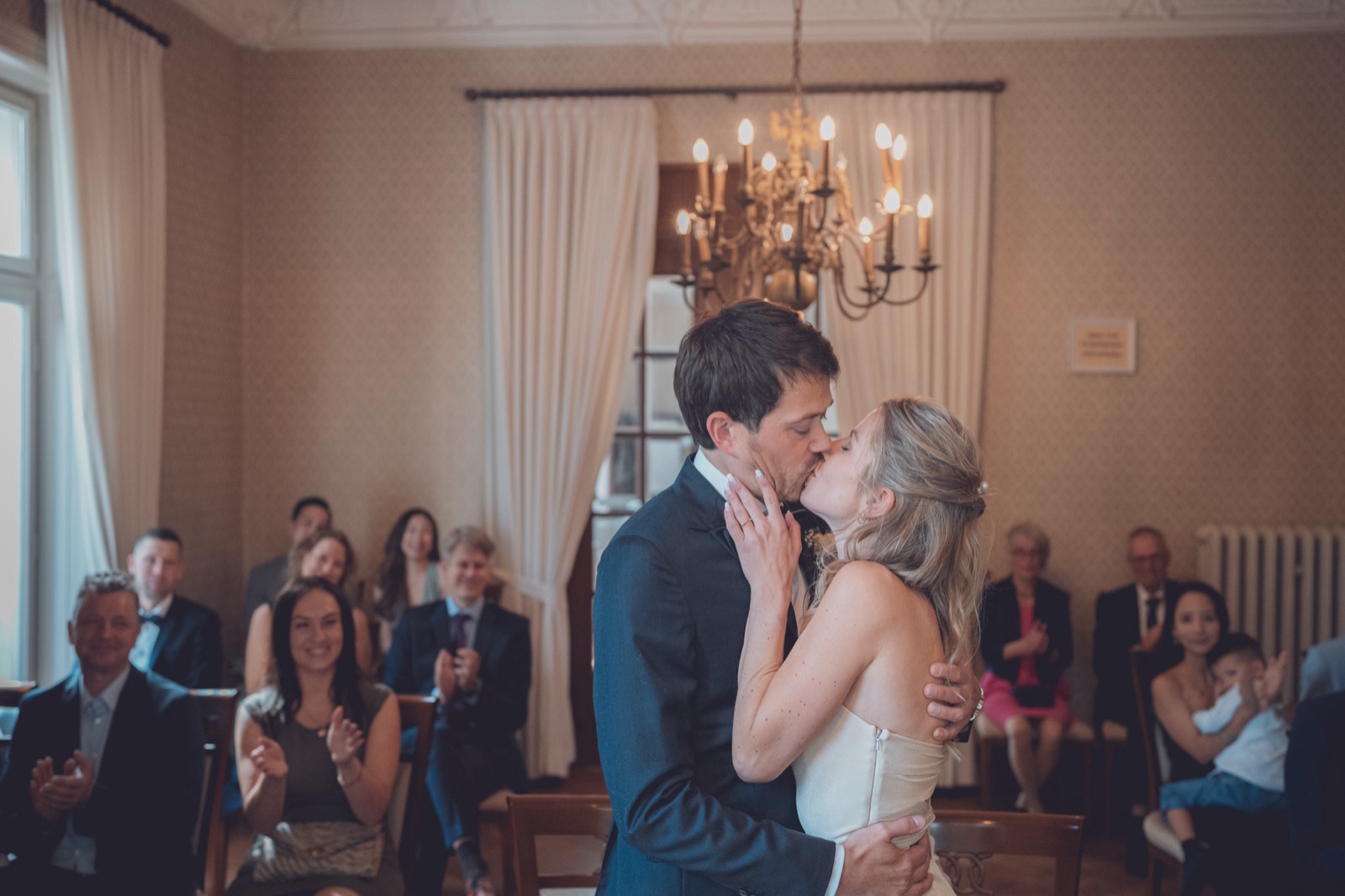 Erster Kuss bei der standesamtlichen Trauung in Hamburg